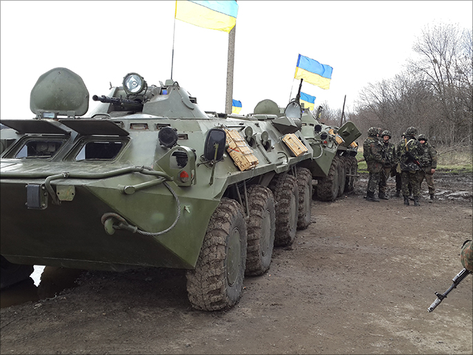 ‪مدرعات أوكرانية تشارك في التصدي لانفصاليين شرقي أوكرانيا‬ (الجزيرة نت)