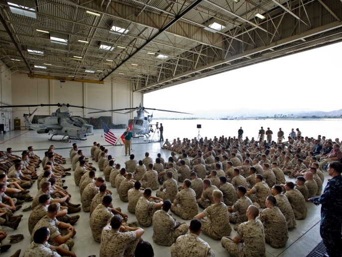 جنود أميركيون بمعسكر بنديلتونيستمعون لحديث هيغل (أسوشيتد برس)