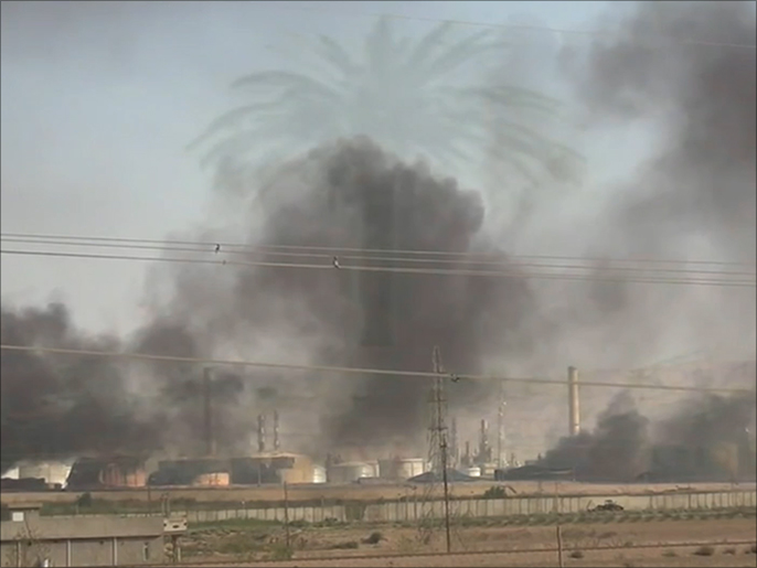 ‪دخان متصاعد من آثار هجوم لتنظيم الدولة على مصفاة بيجي شمال بغداد‬ (الجزيرة)