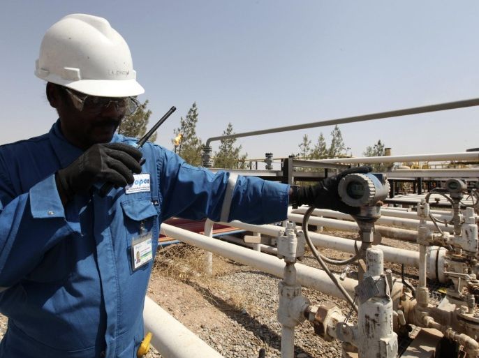 A worker stands by an oil pipe at Taq Taq oil field in Arbil, in Iraq's Kurdistan region, August 16, 2014. Picture taken August 16, 2014. REUTERS/Azad Lashkari (IRAQ - Tags: ENERGY BUSINESS COMMODITIES)