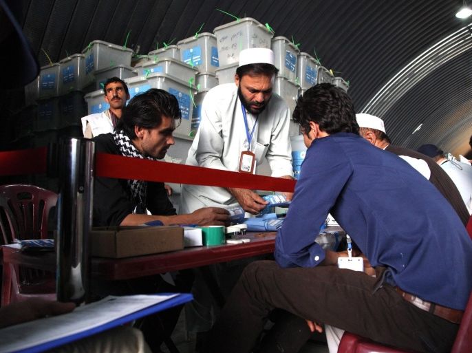 Independent Election Commission (IEC) workers recount ballots in Kabul, Afghanistan, 13 August 2014. The two rivals for the Afghan presidency signed a deal 08 August to form a national unity government, possibly bringing an end to more than four months of efforts to pick a new leader. Under the deal, the unity government would be formed regardless of whom is found to be the winner, a fact that will not be clear until an audit of 8.1 million votes is completed. The two candidates made the announcement at the residence of the UN Special Representative in Kabul during a visit by US Secretary of State John Kerry.