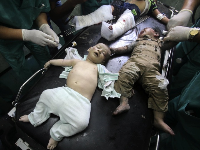 مئات الأطفال قضوا في القصف الإسرائيلي على غزة (رويترز)