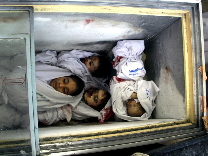 شهداء من عائلة الغول في مدينة رفحجنوبي قطاع غزة (أسوشيتد برس)