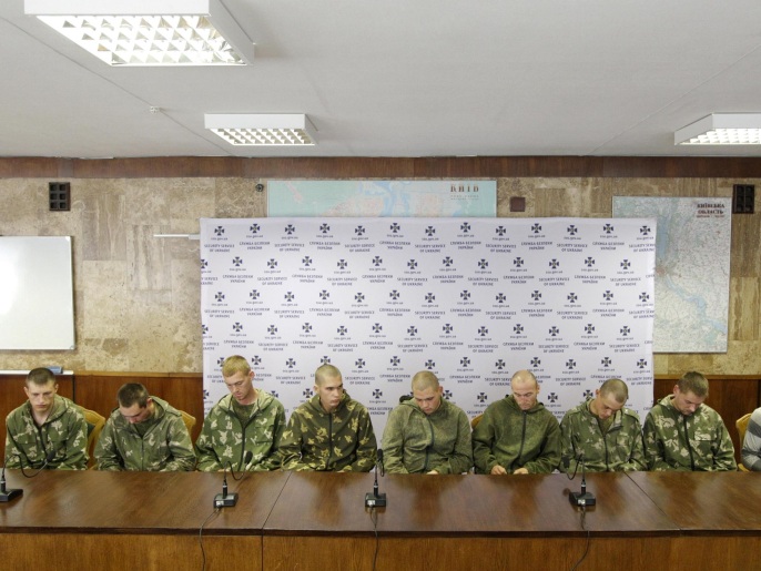 ‪أوكرانيا عرضت أمس جنودا روسا قبضت عليهم بعد تسللهم عبر حدودها‬ (رويترز)