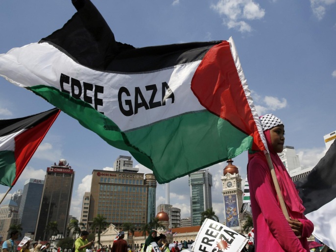 ‪(رويترز)‬ آلاف الماليزيين بالعاصمة كوالالمبور تظاهروا للتنديد بالمجازر الإسرائيلية بغزة 