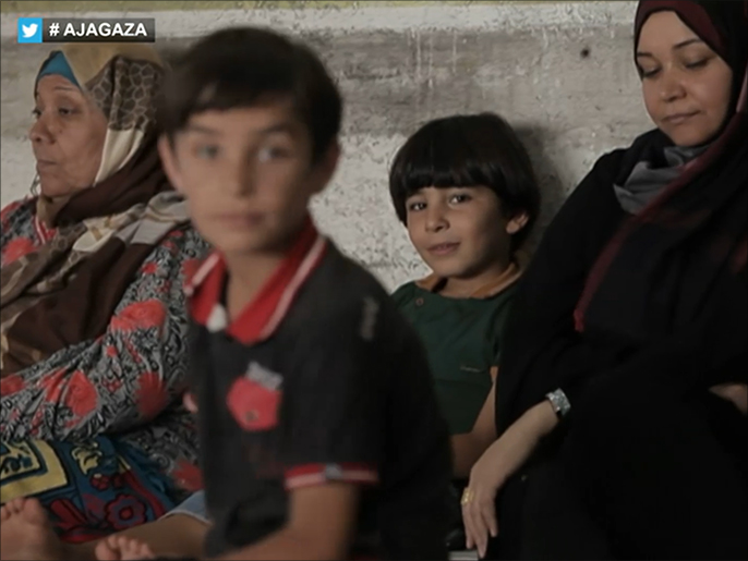 ‪العائلات لجأت بأطفالها إلى مدارس الأونروا هربا من القصف الإسرائيلي‬ (الجزيرة)