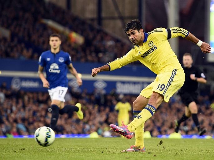 Chelsea's Diego Costa shoots and scores a goal against Everton during their English Premier League soccer match at Goodison Park in Liverpool, northern England August 30, 2014. REUTERS/Dylan Martinez (BRITAIN - Tags: SPORT SOCCER) NO USE WITH UNAUTHORIZED AUDIO, VIDEO, DATA, FIXTURE LISTS, CLUB/LEAGUE LOGOS OR "LIVE" SERVICES. ONLINE IN-MATCH USE LIMITED TO 45 IMAGES, NO VIDEO EMULATION. NO USE IN BETTING, GAMES OR SINGLE CLUB/LEAGUE/PLAYER PUBLICATIONS. FOR EDITORIAL USE ONLY. NOT FOR SALE FOR MARKETING OR ADVERTISING CAMPAIGNS
