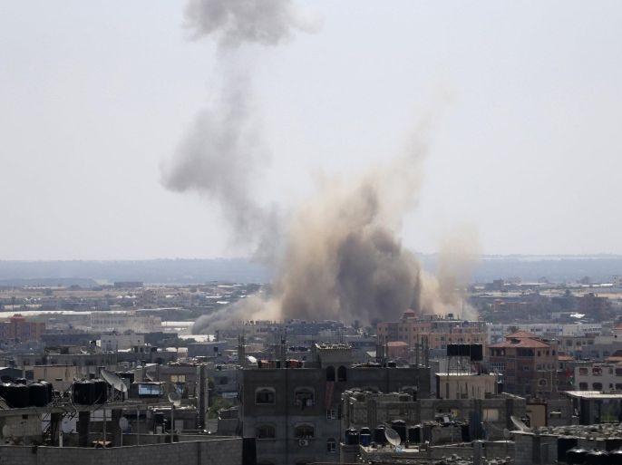 Smoke rises following what witnesses said was an Israeli air strike in Rafah in the southern Gaza Strip August 8, 2014. A huge explosion and a plume of smoke were seen in Gaza City on Friday, apparently from an Israeli air strike, a Reuters witness said. An Israeli military spokeswoman had no information about the strike but was checking for details. Islamist militants resumed rocket fire from the coastal enclave into Israel as a 72-hour ceasefire expired at 8 a.m. (0600 London time) on Friday. REUTERS/Ibraheem Abu Mustafa (GAZA - Tags: POLITICS CIVIL UNREST)