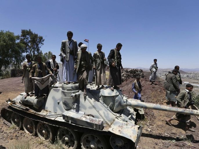 Shi'ite Houthi rebels stand on a tank at the compound of the army's First Armoured Division, after they took over it, in Sanaa September 22, 2014. Yemen's Shi'ite Muslim rebels signed an agreement with other political parties on Sunday to form a more inclusive government after rebels advanced on major state institutions in the capital Sanaa, largely unopposed by troops and security forces. REUTERS/Khaled Abdullah (YEMEN - Tags: POLITICS CIVIL UNREST MILITARY)