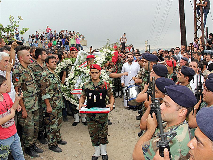 جانب من جنازة الجندي علي السيد الذي شيع يوم الأربعاء ببيروت(وكالة الأناضول) 