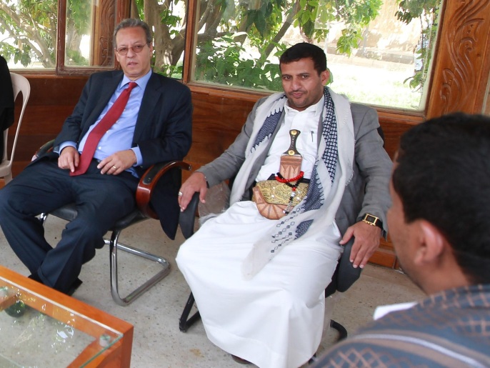 ‪(غيتي إيميجز)‬ بن عمر (يسار) في صعدة أثناء التفاوض مع الحوثيين