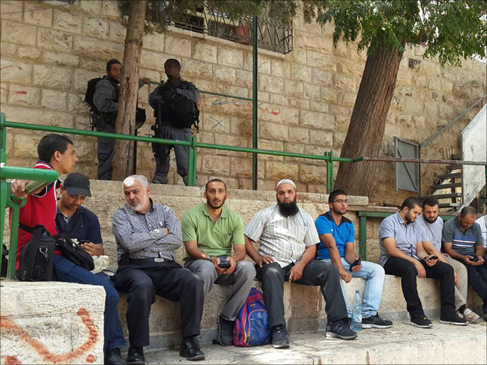 ‪(‬ أهالي القدس والداخل الفلسطيني يرابطون قبالة بوابات المسجد الأقصىالجزيرة)