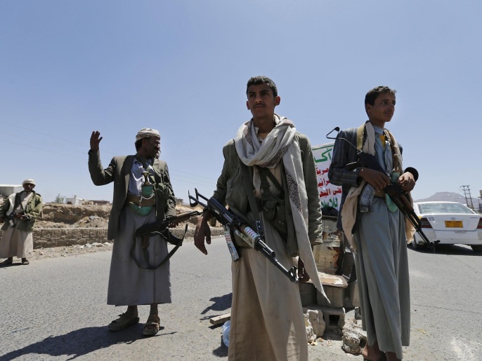 ‪مسلحون من جماعة الحوثي في نقطة‬  (رويترز)
