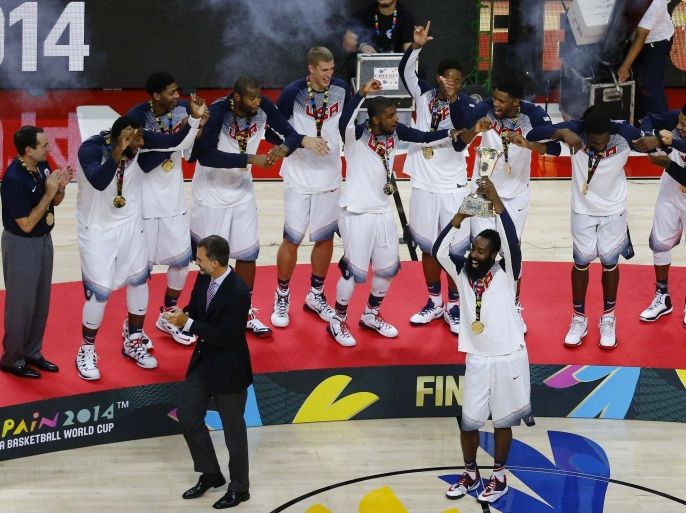 Spanish King Felipe (L) walks away as James Harden of the U.S. (C) holds the trophy after winning their Basketball World Cup final game against Serbia in Madrid September 14, 2014. REUTERS/Susana Vera (SPAIN - Tags: SPORT BASKETBALL ROYALS)