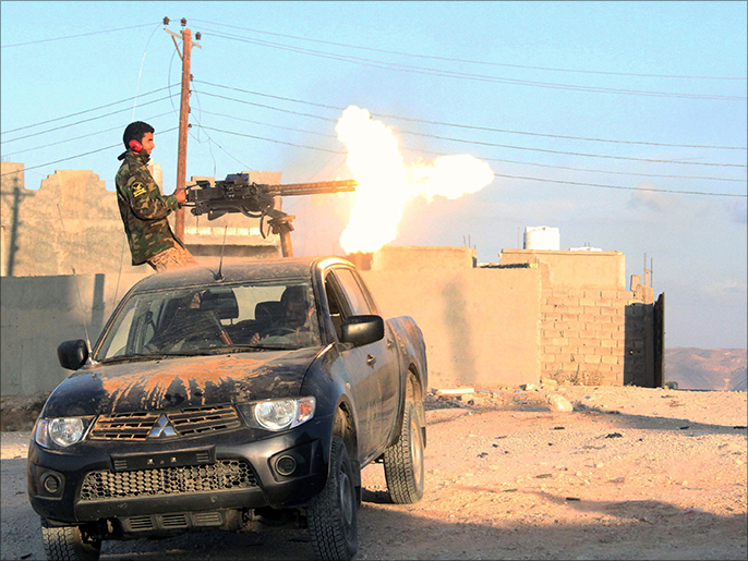‪مقاتل من قوات فجر ليبيا يطلق نيران رشاشه في الاشتباكات بمنطقة ككلة‬ (الفرنسية)