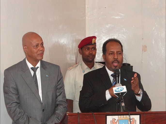 الرئيس حسن الشيخ محمود ورئيس الوزراء عبد الولي لدى مشاركتهما في مناسبة لتشكيل إدارة لمناطق في جنوب الصومال،مقديشو 30 يوليو 2014 (الجزيرة نت).