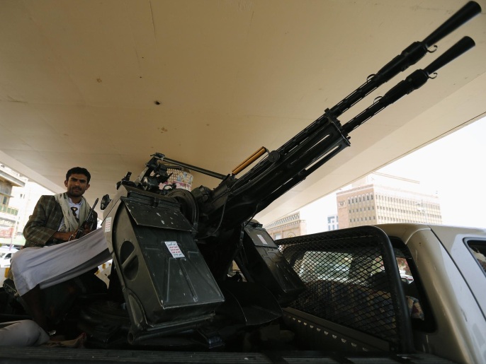 ‪أحد المسلحين الحوثيين في شوارع صنعاء‬ (رويترز)
