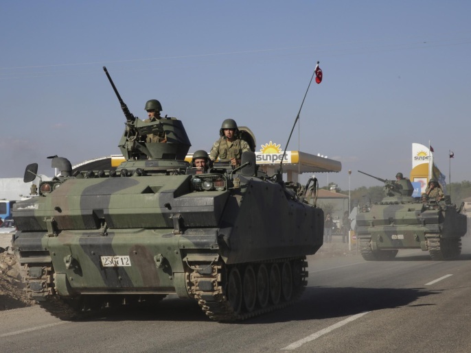 أنقرة اكتفت حتى الآن بحشد قواتها على الحدود مع سوريا(أسوشيتد برس)