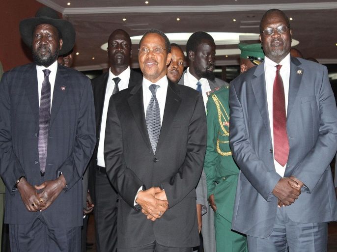 South Sudan President Salva Kiir (L), Tanzania's President Jakaya Kikwete (C) and South Sudan rebel leader Riek Machar (R) pose as they met for talks on October 20, 2014 in the northern Tanzanian tourist town of Arusha. South Sudan President Salva Kiir and his arch-rival rebel chief Riek Machar said they accepted mutual responsibility for a 10-month civil war in which thousands of people have been killed. AFP PHOTO/STR