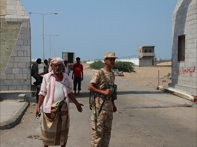 نقاط تفتيش امنية لمسلحين جماعة الحوثي بزي الجيش اليمني أمام بوابة ميناء الحديدة
