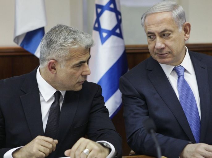 Israel's Prime Minister Benjamin Netanyahu (R) and Finance Minister Yair Lapid attend a cabinet meeting in Jerusalem October 7, 2014. REUTERS/Dan Balilty/Pool (JERUSALEM - Tags: POLITICS BUSINESS)