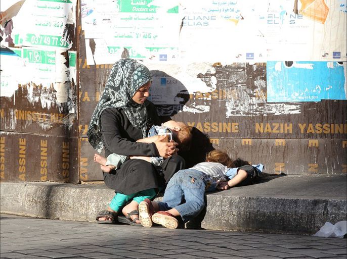 كثير من العائلات تلجأ الى التسول أو ممارسة أعمال خطرة لتعويض النقص في الغذاء في الحمرا بيروت في يونيو 2014