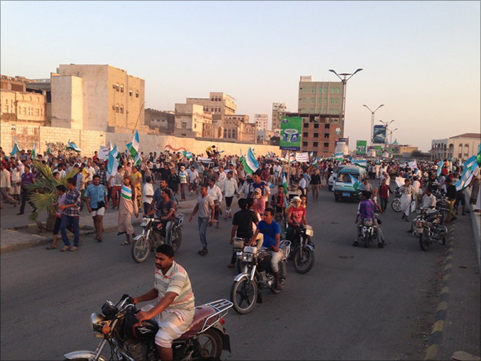 ‪احتجاجات في الحديدة للمطالبة بخروج الحوثيين‬  (الجزيرة)