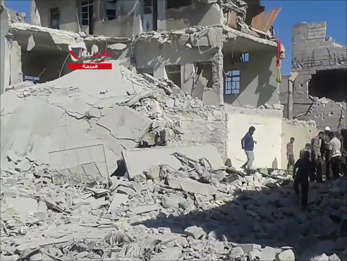 ‪صور بثها ناشطون لآثار الدمار الذي خلفته براميل متفجرة للنظام على حلب‬ (أرشيف)