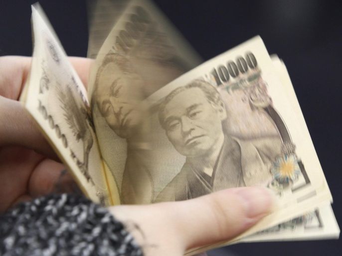 A woman counts Japanese 10,000 yen notes in Tokyo in this February 28, 2013 file picture illustration. Japan's legions of retail foreign-exchange traders, popularly known as Mrs Watanabe, are turning into sellers of yen. They have shifted from playing the dollar's range against the yen to betting against the Japanese currency after it slumped to six-year lows recently, market participants and data show. To match story MARKETS-JAPAN/YEN-RETAIL REUTERS/Shohei Miyano/Files (JAPAN - Tags: BUSINESS)