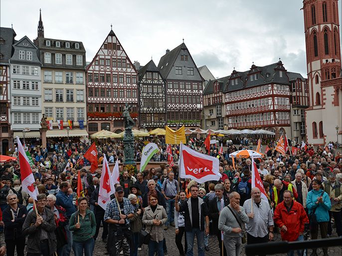 مئات الألمان تظاهروا بعد ظهر السبت بقلب فرانكفورت عاضمة أوروبا الاقتصادية ضد اتفاقية التجارة الحرة مع الولايات المتحدة. الجزيرة نت