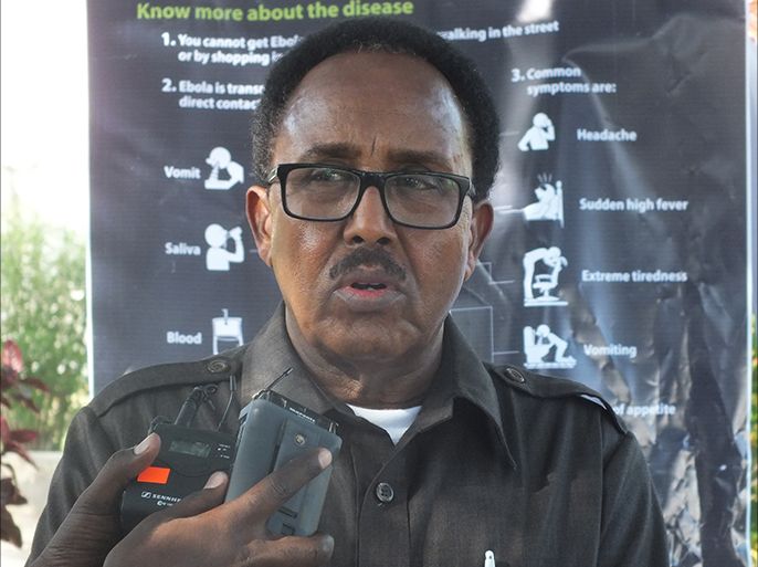 وزير الصحة الصومالية علي محمد محمود يتحدث في مؤتمر صحفي مساء الخميس 16 أكتوبر 2014 (الجزيرة نت).