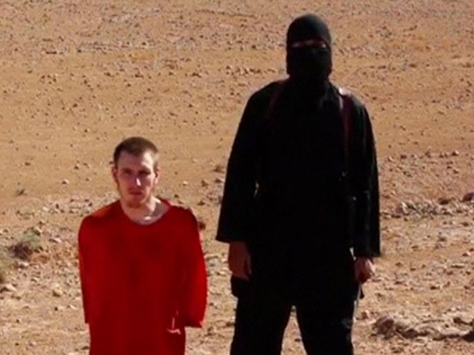 A masked man stands next to a kneeling man identified as U.S. citizen Peter Edward Kassig (L), in this still image taken from video released by Islamic State militants fighting in Iraq and Syria, on October 3, 2014. U.S. officials confirmed that an American named Kassig was being held by the militants and said they had no reason to doubt the authenticity of the video. The video also purported to show the beheading of British citizen Alan Henning, who had been abducted in northwest Syria in December 2013, the fourth such killing of a Westerner by Islamic State, which has seized large swaths of Iraq and Syria and has been blamed for a wave of sectarian violence. REUTERS/Social Media Website via Reuters TV (UNKNOWN - Tags: CIVIL UNREST CRIME LAW CONFLICT POLITICS) ATTENTION EDITORS - THIS PICTURE WAS PROVIDED BY A THIRD PARTY. REUTERS IS UNABLE TO INDEPENDENTLY VERIFY THE AUTHENTICITY, CONTENT, LOCATION OR DATE OF THIS IMAGE. NO SALES. NO ARCHIVES. FOR EDITORIAL USE ONLY. NOT FOR SALE FOR MARKETING OR ADVERTISING CAMPAIGNS. THIS PICTURE IS DISTRIBUTED EXACTLY AS RECEIVED BY REUTERS, AS A SERVICE TO CLIENTS