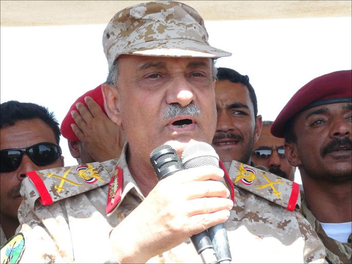 ‪كاتب يمني نقل عن عميد بالجيش أن وزير الدفاع سهّل دخول مئات المسلحين الحوثيين إلى صنعاء‬ (الجزيرة)