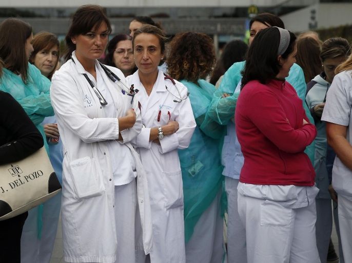Health workers attend a protest outside La Paz Hospital calling for Spain's Health Minister Ana Mato to resign after a Spanish nurse contracted Ebola, in Madrid, October 7, 2014. Four people, including the nurse who tested for Ebola on Monday, were hospitalised and being monitored over suspicion of potential contagion of the deadly disease, Spain's health authorities said on Tuesday. Officials for Madrid's health system told a news conference those hospitalised included the nurse's husband, a traveller from one affected country and another health worker. They also said the nurse, who did not leave Madrid during her vacation, was currently being treated with drip using antibodies from previous infected patients. REUTERS/Andrea Comas (SPAIN - Tags: HEALTH SOCIETY DISASTER CIVIL UNREST POLITICS)