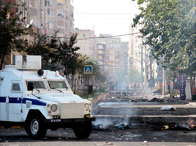 epa04437292 An armed police vehicle patrol as they clash with protestors during a demonstration against Islamic State in Diyarbakir, southeast of Turkey 08 October 2014. At least 14 people have died and scores were injured in clashes between Turkish police and Kurdish protesters reported Turkish media. EPA/SERTAC KAYAR