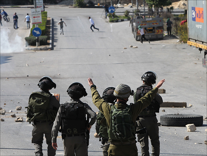 قوات الاحتلال في مواجهة مسيرات للفلسطينيين قرب الأقصى(الفرنسية)