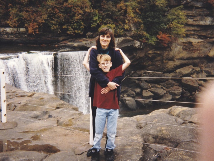‪كاسيغ مع والدته عام 2000‬ (رويترز)