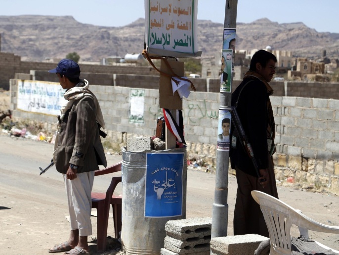 ‪مسلحان حوثيان في نقطة تفتيش بالعاصمة اليمنية صنعاء‬ (غيتي)