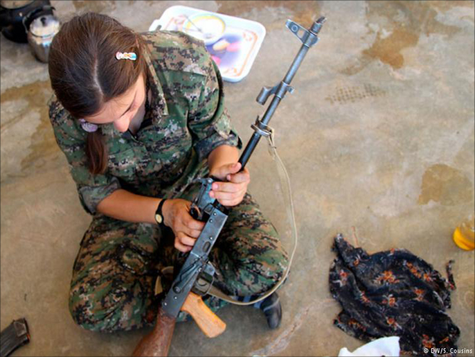 تدريب النساء على استخدام السلاح (دويتشه فيله)
