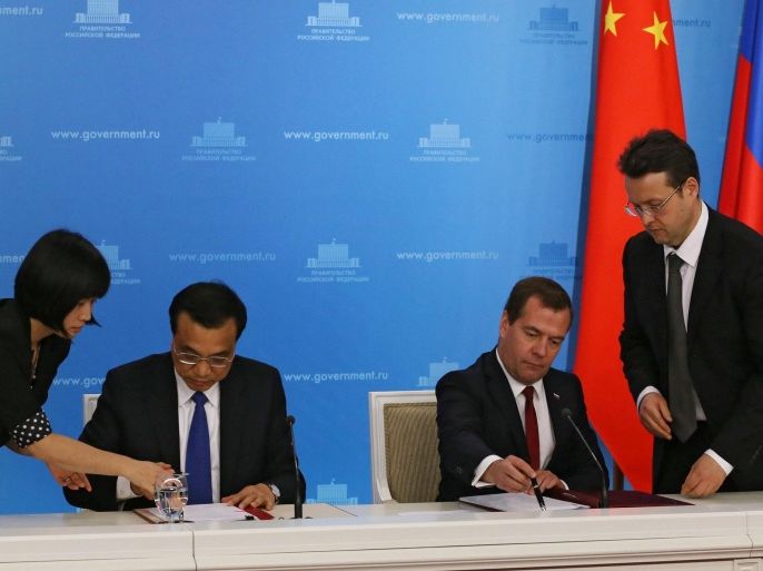 Russian Prime Minister Dmitry Medvedev (2-R) and Chinese Prime Minister Li Keqiang (2-L) attend a signing ceremony following their talks at the Russian Government House in Moscow, Russia, 13 October 2014. Medvedev told of the countrys' hope to reach an agreement on gas shipments via the Western Route next year. EPA/EKATERINA SHTUKINA / RIA NOVOSTI / GOVERNMENT PRESS SERVICE POOL MANDATORY CREDIT