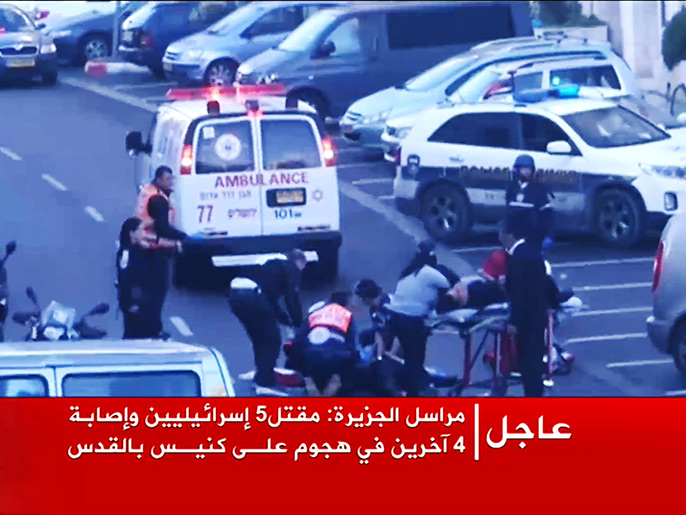 سيارة إسعاف تقل أحد المصابين بعد عملية القدس (الجزيرة)