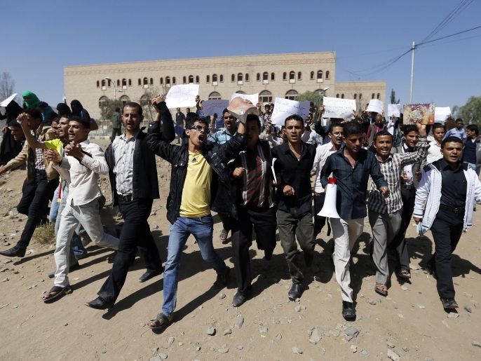 ‪طلاب بجامعة صنعاء في مظاهرة مناهضة لانتشار مسلحي الحوثي بالمدينة‬ (رويترز)