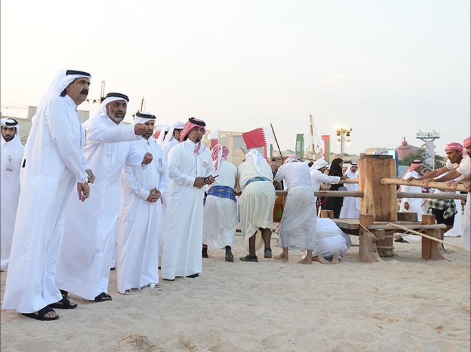 الأمير الوالد الشيخ حمد بن خليفة آل ثاني يشهد انطلاقة مهرجان المحامل التقليدية