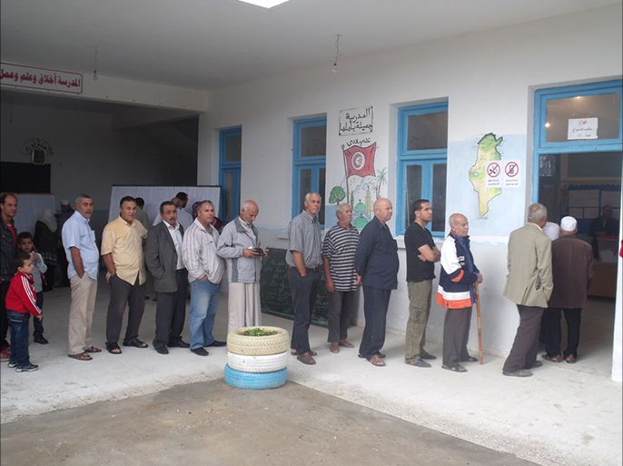 3: الناخبون التونسيون يتوجهون يوم 23 نوفمبر/تشرين الثاني لانتخاب رئيس جديد (جانب من انتخابات 23 أكتوبر/تشرين الأول 2014 في حدى مكاتب الاقتراع بالعاصمة تونس)