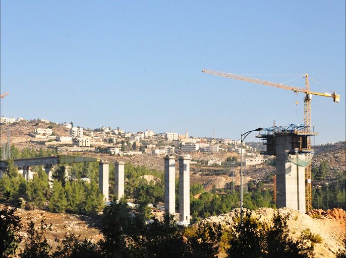 تطوير البنى التحتية داخل الخط الخضر لربط تل أبيب بالقدس والمستوطنات المتاخمة لها، بالصورة مشروع لتطوير سكة الحديد تل أبيب القدس، التقطت الصورة أكتوبر – تشرين الأول 2014.