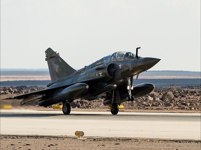 = RESTRICTED TO EDITORIAL USE - MANDATORY CREDIT "AFP PHOTO / ECPAD / EMA /ARMEE DE L'AIR" - NO MARKETING NO ADVERTISING CAMPAIGNS - DISTRIBUTED AS A SERVICE TO CLIENTS - TO BE USED WITHIN 30 DAYS FROM 11/28/2014 = A French Mirage fighter jet lands in a base in Jordan on November 28, 2014. The French government said two days before that six Mirage fighter jets would be deployed to Jordan to assist in the fight against the Islamic State group. France already has nine Rafale fighter jets in the United Arab Emirates as it participates in US-led air strikes in Iraq. AFP PHOTO / ECPAD