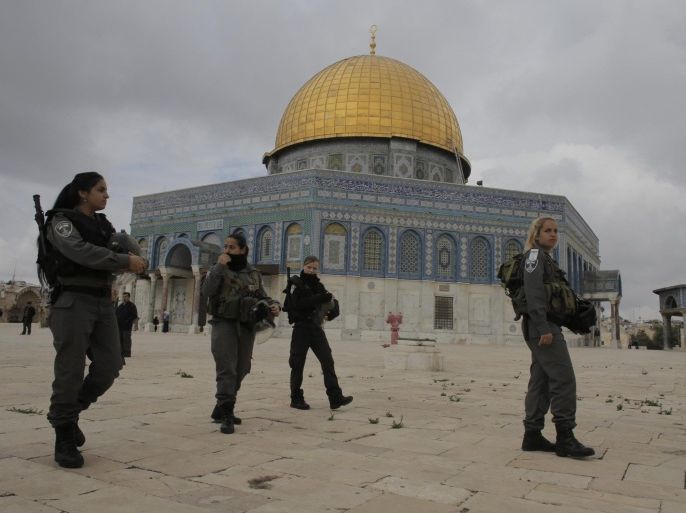Israeli border police officers walks in front of the Dome of the Rock on the compound known to Muslims as Noble Sanctuary and to Jews as Temple Mount in Jerusalem's Old City November 5, 2014. Israeli security forces hurling stun grenades clashed with Palestinian stone-throwers at al-Aqsa mosque - a confrontation that has played out frequently over the past several weeks. REUTERS/Ammar Awad (JERUSALEM - Tags: POLITICS CIVIL UNREST RELIGION)