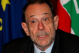 epa01275357 High Representative for the Common Foreign and Security Policy, Javier Solana speaks at a news conference after a meeting with Lebanese Prime Minister Fouad Siniora in the government palace in Beirut, 04 March 2008. Solana arrives in Beirut to discuss the country's protracted political crisis. He had earlier met with Lebansese parliament speaker Nabih Berri. EPA/NABIL MOUNZER
