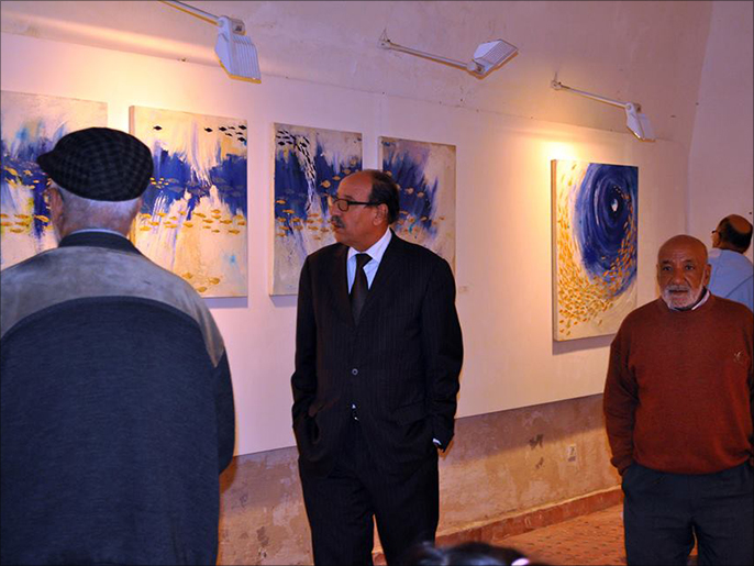 جانب من الحضور الذي حج إلى دار السلطان لمشاهدة حفل افتتاح المعرض (الجزيرة نت)