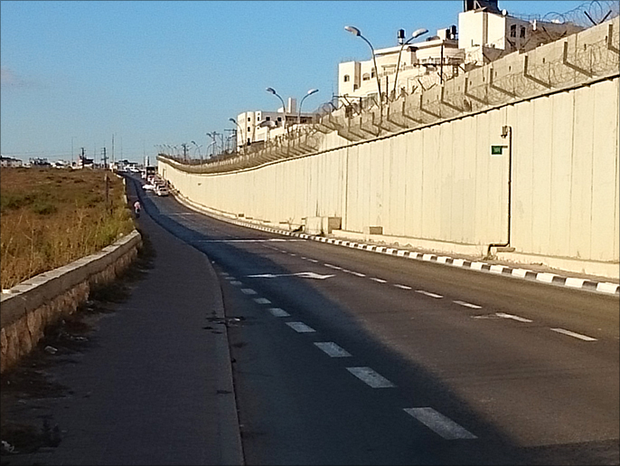 الجدار العازل يقطع أوصال المناطق الفلسطينية في القدس وغيرها (الجزيرة نت)